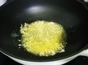 淡淡的香味飘出，黄油蒜蓉罗氏虾已经成功一半了