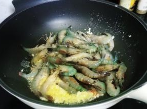 倒入沥干水分的罗氏虾翻炒一下