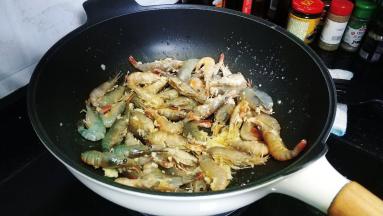 用锅铲将罗氏虾均匀平铺好