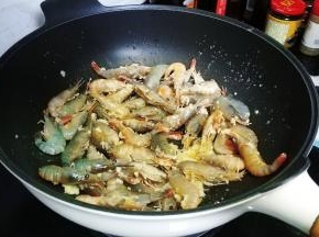 用锅铲将罗氏虾均匀平铺好