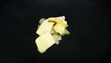 不粘锅烧热后放入黄油、蒜蓉