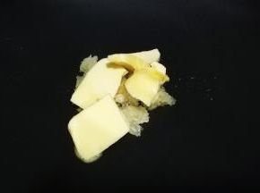 不粘锅烧热后放入黄油、蒜蓉