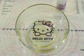 转化糖浆和枧水分别称好倒入碗中，搅拌至混合均匀。