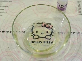 转化糖浆和枧水分别称好倒入碗中，搅拌至混合均匀。