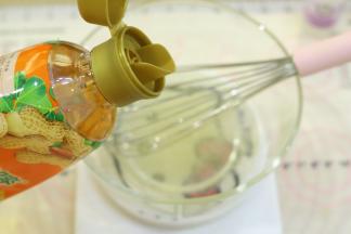 分两次加入花生油。