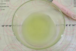 搅拌至混合物呈现发白粘稠。