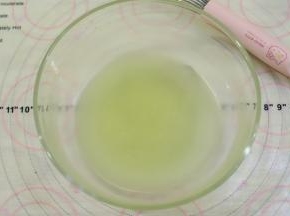 搅拌至混合物呈现发白粘稠。