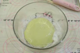 拌至无干粉后保鲜膜贴面静置30分钟。