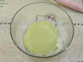 拌至无干粉后保鲜膜贴面静置30分钟。