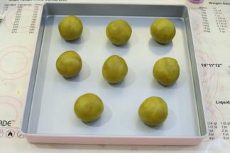 分别包好所有的月饼夹馅。