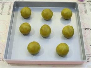 分别包好所有的月饼夹馅。