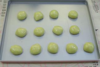 将醒好的面皮平均分成15克一份。