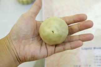 右手转动，左手利用虎口慢慢往上推，收口收紧。