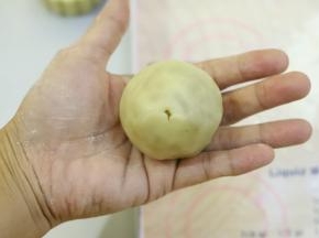 右手转动，左手利用虎口慢慢往上推，收口收紧。