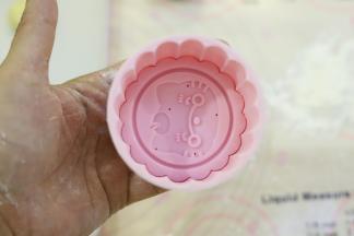 准备一个75克的KITTY月饼模。