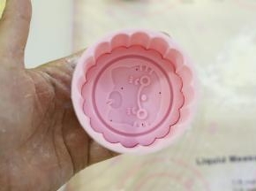 准备一个75克的KITTY月饼模。