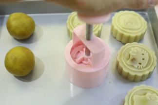 放在烤盘上，稍用点力往下压。