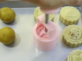 放在烤盘上，稍用点力往下压。