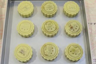 方子总共可以做出15个75克的月饼。