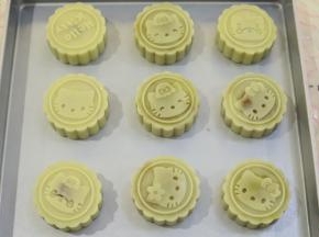 方子总共可以做出15个75克的月饼。