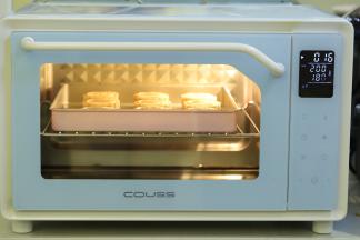 烤箱预热200度，上火200度，下火180度中层烤5分钟。