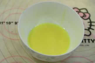 一个蛋黄，一勺蛋清，15克水调匀过筛。