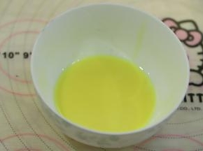 一个蛋黄，一勺蛋清，15克水调匀过筛。