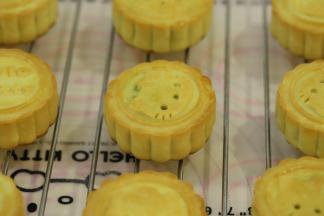 取出均匀地喷上蛋黄液。