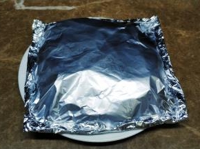 包上锡纸，用牙签戳几个小洞