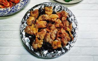 鸡腿肉吸了鸡枞菌的香味，口感不会太油腻，鸡枞菌吸收了黄油的浓香、鸡油的鲜香和本体的清香，二个字：好吃，三个字：不够吃