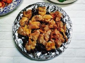 鸡腿肉吸了鸡枞菌的香味，口感不会太油腻，鸡枞菌吸收了黄油的浓香、鸡油的鲜香和本体的清香，二个字：好吃，三个字：不够吃