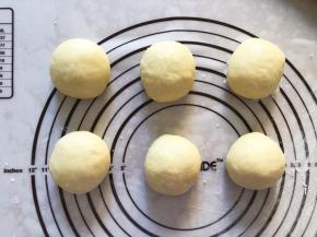 拿出排气，分成均等的6等份，盖上保鲜膜，松弛15分钟