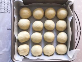 拿出排气，分成均等的16等份，揉圆放入烤盘，