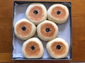 出炉放烤网上晾凉密封保存