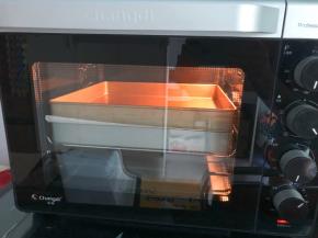 上面再盖一个烤盘，放入预热好的烤箱170度，中层上下火20分钟