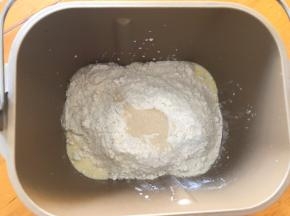 将黄油以上全部材料放入面包机中，揉面10分钟