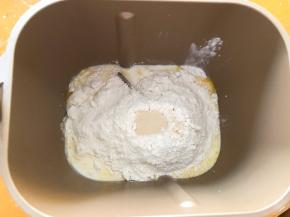 将全部材料放入面包机中，和面10分钟