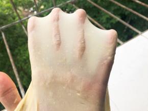 能拉出手套膜即可