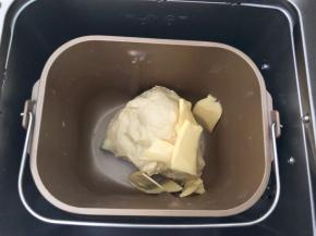 加入软化好的黄油，继续揉面10分钟