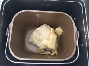 加入软化好的黄油，继续揉面10分钟