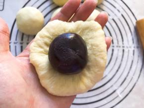 将面团压扁，放入豆沙，豆沙40克一个