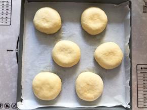 放入烤盘，轻轻压扁，放入烤箱二次发酵30分钟