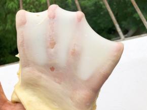 能拉出手套膜即可