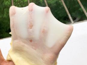 能拉出手套膜即可
