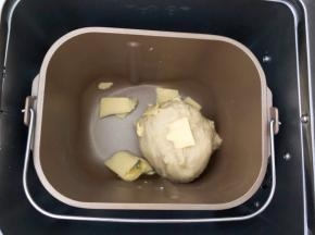 加入软化好的黄油，再次和面10分钟
