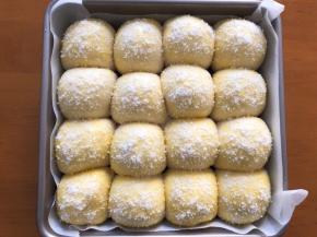 二次发酵完成以后，刷上蛋液，撒上椰蓉