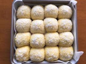 二次发酵完成以后，刷上蛋液，撒上椰蓉