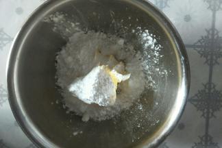 黄油、糖粉、盐放在一起。