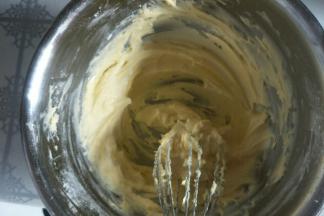 搅拌至融为一体，黄油微微发白的状态。