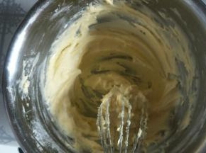 搅拌至融为一体，黄油微微发白的状态。